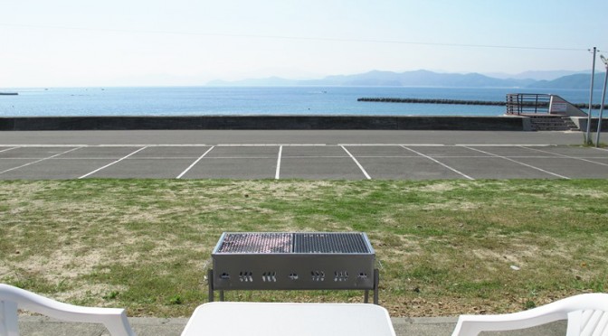 ログハウス8帖タイプから海を眺めながらのバーベキューが可能です。