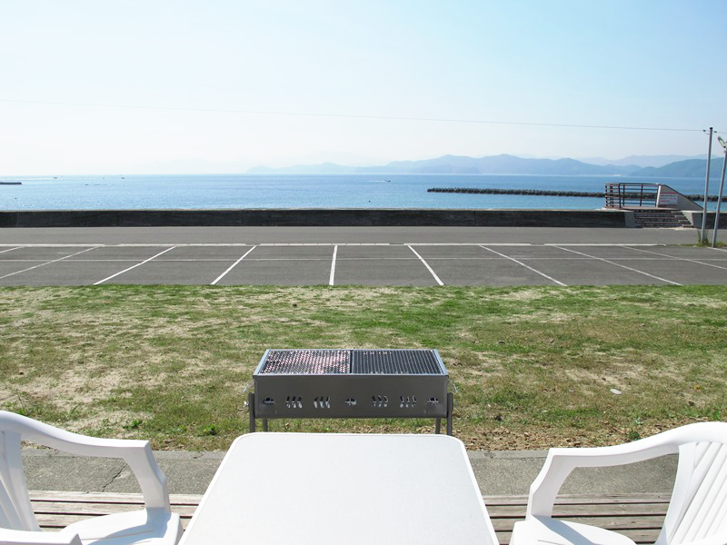 ログハウス8帖タイプから海を眺めながらのバーベキューが可能です。 